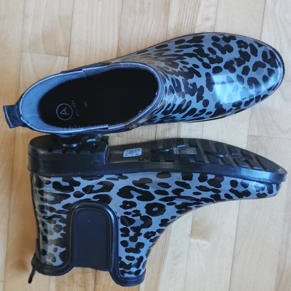 Animal print rain boots - fit like size 11B - Picture 3 of 3